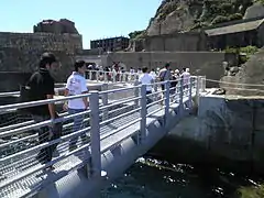 Touristes visitant Hashima en 2010.
