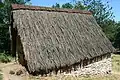 Bergerie à toit en genêts de la maison de Peyrac, à Nages, dans le Tarn