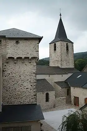 Le château et l'église Saint-Victor de Nages.