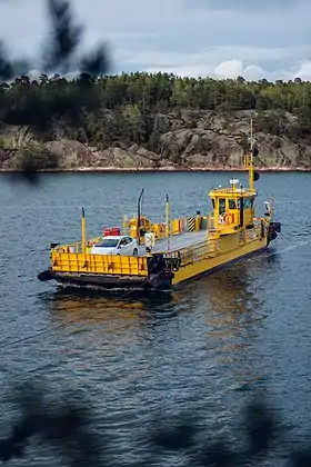 Le traversier Öjen en route vers l'embarcadère de Käldinge sur  Lillandet.