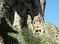 Les grottes au-dessus de l'oued