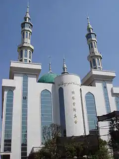 La façade de la mosquée.