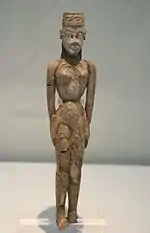 Figure féminine nue. Ivoire, H. 24 cm. Athènes, v. 730NAMA Athènes