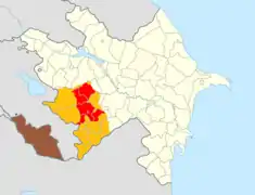 En marron le Nakhichevan.En orange et rouge les territoires contrôlés de facto par la république arménienne du Haut-Karabagh entre 1991 et 2021.En rouge ceux toujours contrôlés par cette entité depuis fin 2021.