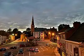 Vue du soir de la place, le kiosque et l'église à Nalinnes Centre.