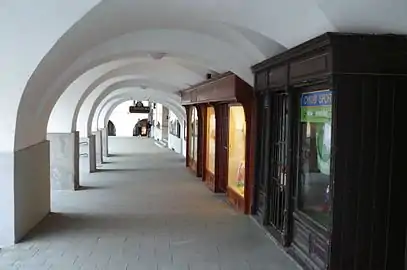 Galerie sous arcades de la place S. Freud.