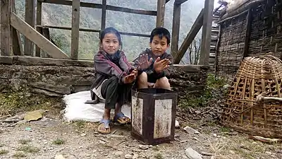 Enfants népalais en route vers un monastère de Namchi