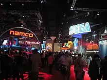 Photographie intérieure des stands de Namco et de Sega à l'E3 2005.