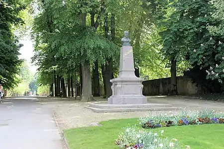 Monument à Grandville dans le parc de la Pépinière à Nancy, amputé de son allégorie.
