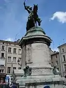 Gros plan sur la statue centrale de René II.