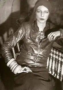 Portrait photographique en noir et blanc d'une femme .