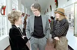 Nancy Reagan parlant à Warren Beatty et Diane Keaton pendant une prise de Reds au Family Theater, en 1981