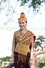 Miss Songkran avec un suea pat recouvert d'un pha biang, une sorte de longue écharpe