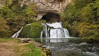 La source et cascade du Lison.