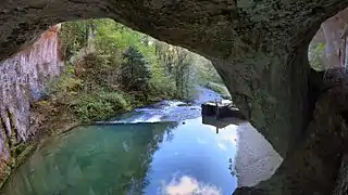 La grotte de la source du Lison.