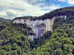 Le porche de la grotte Sarrazine.