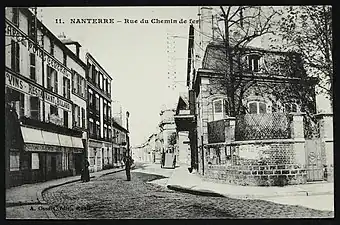 La rue du Chemin-de-Fer, à l'angle de la rue de l'Église, où se trouve le puits de Sainte-Geneviève.