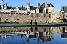 Photographie du miroir d'eau au pied du château.