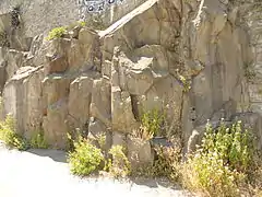 Paroi rocheuse qui le longe sur sa partie opposée à la Loire.