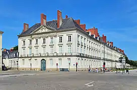 L'hôtel d'Aux sur la place Maréchal-Foch.