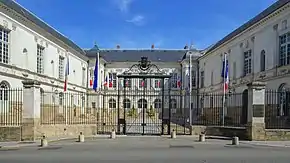 L'ancien hôtel de ville de Nantes présente une large façade blanche à grandes fenêtres, avec deux ailes en équerre