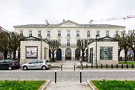 Coté ouest, l'ancienne caserne de gendarmerie