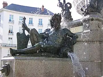 Statue allégorique du Cher sur la fontaine