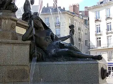 Statue en bronze sur socle de granit ; l'eau jaillit d'une amphore