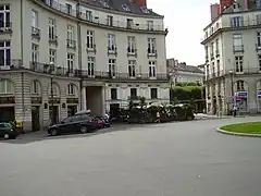 Vue partielle de la place avec la brasserie La Cigale et, au fond, le cours Cambronne