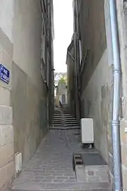 Ruelle et ses marches dans le sens de la montée