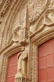 Saint Pierre trônant au milieu du portail restauré.