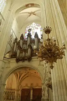 Orgue au-dessus de l'entrée principale, tribune, buffet et candélabre après restauration.