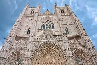 Vue de la façade de la cathédrale en HDR.