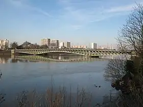 Pont sur la Loire, aux armatures métalliques vert pâle.