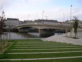 Le pont Anne-de-Bretagne vu du parc des Chantiers.
