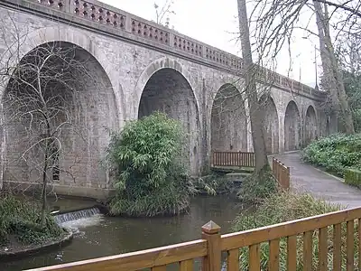 Nantes, pont Jules-César, franchissement de la Chézine, vue du Parc de Procé.