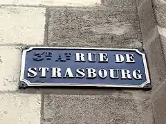 Plaque de la rue de Strasbourg avec la mention d'arrondissement repeinte (3e arrt.).