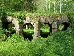 Vieux pont. Il s'agit d'une construction en pierres sèches taillées. Sur les trois piliers, les blocs de base des arches sont communes à deux arches et pointues où elles devaient affronter le courant de la Nonette.