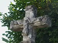 Croix devant l'église.