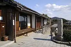 Façade de bâtiment nippon près d'une route en pierre.