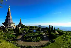 Deux chedis près du sommet de Doi Inthanon.