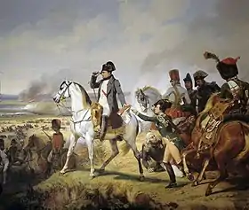 À gauche, Napoléon à cheval regardant à la lorgnette, une carte à la main. Un page de sa suite, découvrant son chapeau, tend le bras pour récupérer la carte. Au sol, un maréchal dont le cheval vient d'être renversé par un boulet.