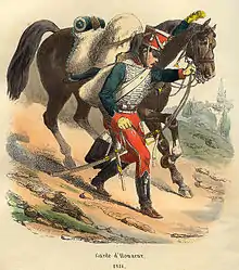 Un soldat français à pied, à l'uniforme vert et rouge, tirant son cheval par la bride dans une pente.