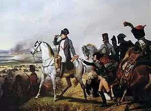 Napoléon sur son cheval, de profil, entouré de son état-major, observant le champ de bataille lorgnette à la main.