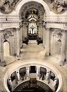 Vue générale de la croisée avec le tombeau de Napoléon au centre.