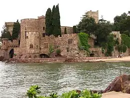 Vue du côté nord-est du château, avec le jardin clos et la petite terrasse et la tourelle conçue par Marie Clews.Derrière, les murs médiévaux du château repris par Henry et Marie Clews.