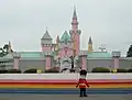 Château de Nara Dreamland avec la mascotte masculine du parc (2005)