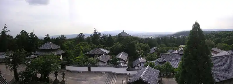 Panorama sur Nigatsu-dō et la ville de Nara