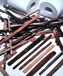 Baguettes de bois utilisées au Japon pendant la période Nara (les rouleaux indiquent une référence de taille)