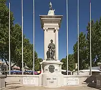 Poilu écrasant l'aigle germanique du monument aux morts de 14-18« Monument aux morts de 1914-1918 à Narbonne », sur À nos grands hommes